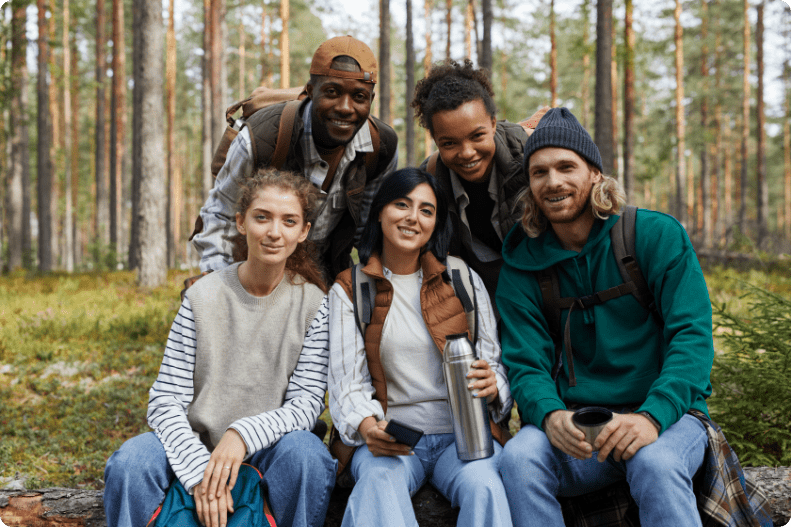 Groep mensen in het bos - Awayk